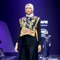Fashion show koleksi busana buatan perusahaan tekstil Sritex yang berkolaborasi dengan APR di Muffest 2024, Istora Senayan, Jakarta, Sabtu [10/8/2024]. Foto: Mohammad Abduh/detikcom.