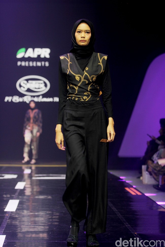 Fashion show koleksi busana buatan perusahaan tekstil Sritex yang berkolaborasi dengan APR di Muffest 2024, Istora Senayan, Jakarta, Sabtu [10/8/2024].  Foto: Mohammad Abduh/detikcom.