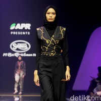 Fashion show koleksi busana buatan perusahaan tekstil Sritex yang berkolaborasi dengan APR di Muffest 2024, Istora Senayan, Jakarta, Sabtu [10/8/2024].  Foto: Mohammad Abduh/detikcom.