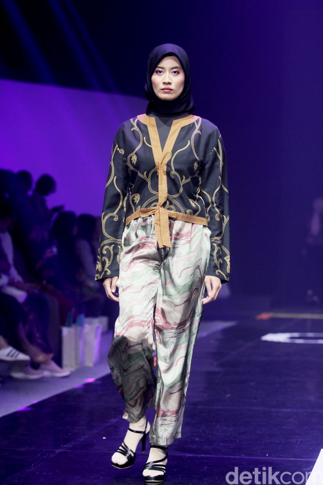 Fashion show koleksi busana buatan perusahaan tekstil Sritex yang berkolaborasi dengan APR di Muffest 2024, Istora Senayan, Jakarta, Sabtu [10/8/2024]. Foto: Mohammad Abduh/detikcom.