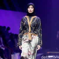 Fashion show koleksi busana buatan perusahaan tekstil Sritex yang berkolaborasi dengan APR di Muffest 2024, Istora Senayan, Jakarta, Sabtu [10/8/2024]. Foto: Mohammad Abduh/detikcom.