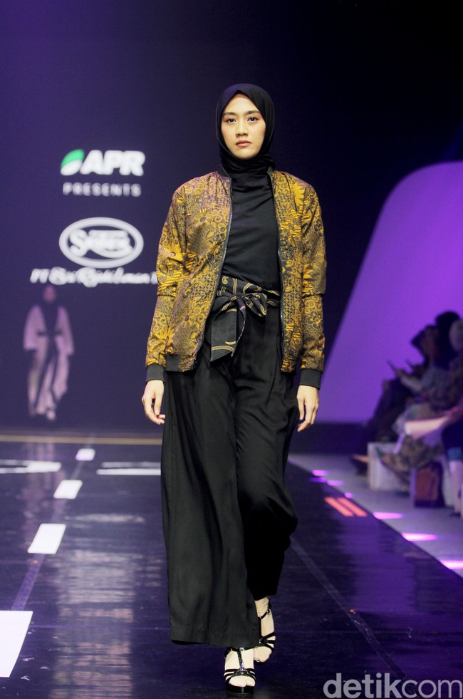Fashion show koleksi busana buatan perusahaan tekstil Sritex yang berkolaborasi dengan APR di Muffest 2024, Istora Senayan, Jakarta, Sabtu [10/8/2024]. Foto: Mohammad Abduh/detikcom.