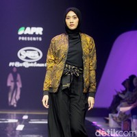 Fashion show koleksi busana buatan perusahaan tekstil Sritex yang berkolaborasi dengan APR di Muffest 2024, Istora Senayan, Jakarta, Sabtu [10/8/2024]. Foto: Mohammad Abduh/detikcom.