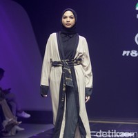 Fashion show koleksi busana buatan perusahaan tekstil Sritex yang berkolaborasi dengan APR di Muffest 2024, Istora Senayan, Jakarta, Sabtu [10/8/2024]. Foto: Mohammad Abduh/detikcom.