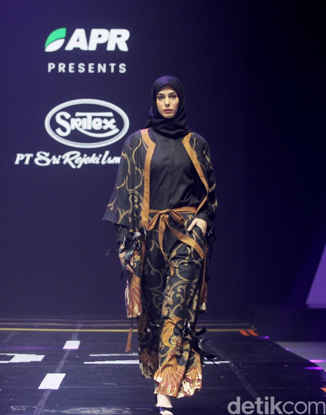 Fashion show koleksi busana buatan perusahaan tekstil Sritex yang berkolaborasi dengan APR di Muffest 2024, Istora Senayan, Jakarta, Sabtu [10/8/2024]. Foto: Mohammad Abduh/detikcom.