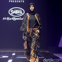 Fashion show koleksi busana buatan perusahaan tekstil Sritex yang berkolaborasi dengan APR di Muffest 2024, Istora Senayan, Jakarta, Sabtu [10/8/2024]. Foto: Mohammad Abduh/detikcom.