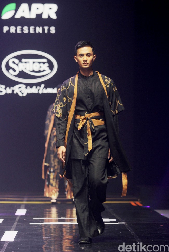 Fashion show koleksi busana buatan perusahaan tekstil Sritex yang berkolaborasi dengan APR di Muffest 2024, Istora Senayan, Jakarta, Sabtu [10/8/2024]. Foto: Mohammad Abduh/detikcom.