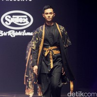 Fashion show koleksi busana buatan perusahaan tekstil Sritex yang berkolaborasi dengan APR di Muffest 2024, Istora Senayan, Jakarta, Sabtu [10/8/2024]. Foto: Mohammad Abduh/detikcom.