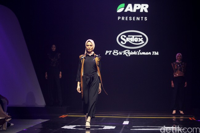 Fashion show koleksi busana buatan perusahaan tekstil Sritex yang berkolaborasi dengan APR di Muffest 2024, Istora Senayan, Jakarta, Sabtu [10/8/2024]. Foto: Mohammad Abduh/detikcom.