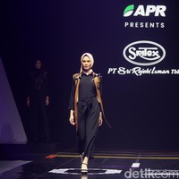 Fashion show koleksi busana buatan perusahaan tekstil Sritex yang berkolaborasi dengan APR di Muffest 2024, Istora Senayan, Jakarta, Sabtu [10/8/2024]. Foto: Mohammad Abduh/detikcom.