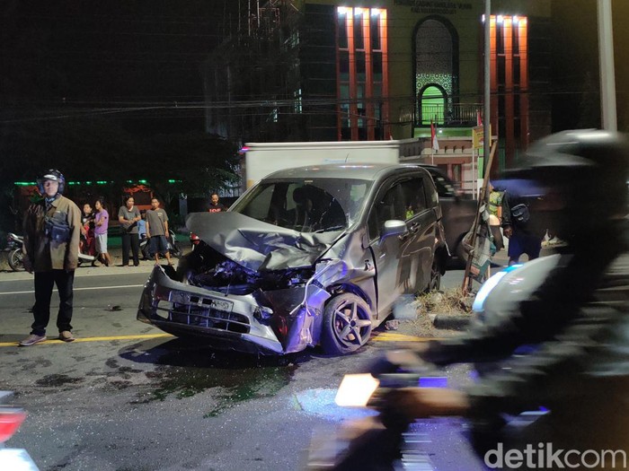 Kondisi mobil yang ringsek usai terlibat kecelakaan karambol di Jalan Wates-Purworejo, Kapanewon Wates, Kabupaten Kulon Progo, Kamis (29/8/2024) malam.