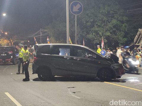 Kondisi mobil yang ringsek usai terlibat kecelakaan karambol di Jalan Wates-Purworejo, Kapanewon Wates, Kabupaten Kulon Progo, Kamis (29/8/2024) malam.