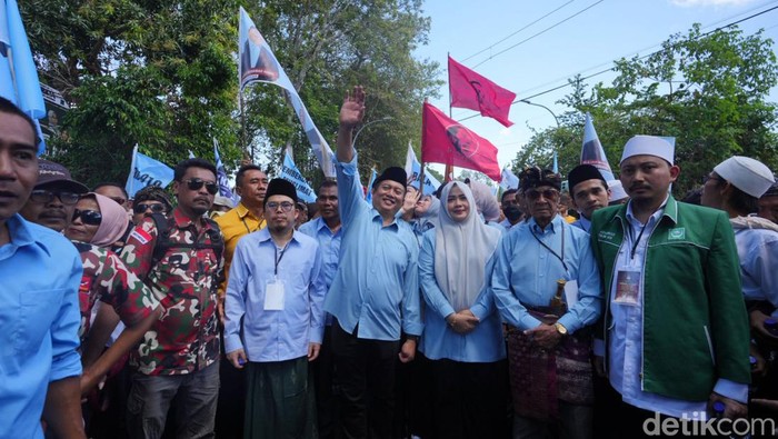 Lalu Muhamad Iqbal-Indah Dhamayanti Putri (Iqbal-Dinda) saat mendaftar ke KPU NTB pada Kamis (29/8/2024). (Foto: Helmy Akbar/detikBali)