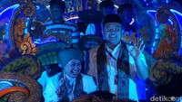 Senyum Luluk dan Lukmanul saat diarak menuju ke KPU Jatim (Foto: Faiq Azmi)