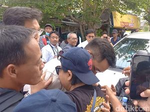 Tangis Relawan Pecah Saat Bertemu Gusti Bhre di KPU Solo