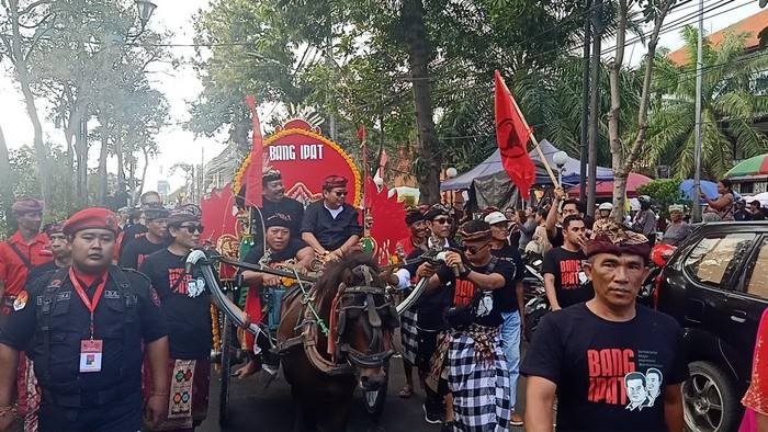 Mantan Bupati Jembrana Gede Winasa saat mengantarkan pasangan Kembang-Ipat mendaftar Pilbup Jembrana 2024, Jembrana, Kamis (29/8/2024).