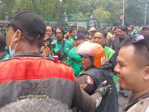 Kena Sweeping, Driver Ojol Lagi Narik Diminta Ikut Demo atau Balik Jaket