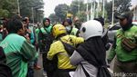 Massa Lakukan Sweeping Driver Ojol yang Masih Narik, Ikut atau Balik Jaket!