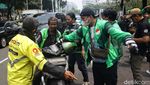 Massa Lakukan Sweeping Driver Ojol yang Masih Narik, Ikut atau Balik Jaket!