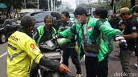 Aksi sweeping itu terjadi di kawasan Jalan Medan Merdeka Selatan. Terpantau di lokasi, para massa aksi mencegat dan mengerubungi para driver yang melintas di jalan tersebut.