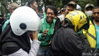Selanjutnya, mereka akan mengajak driver tersebut untuk turut serta dalam aksi. Apabila tidak memungkinkan, mereka memintanya untuk melepas atau membalik atribut jaketnya.