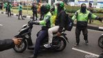 Massa Lakukan Sweeping Driver Ojol yang Masih Narik, Ikut atau Balik Jaket!