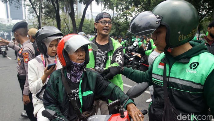 Massa Lakukan Sweeping Driver Ojol yang Masih Narik, Ikut atau Balik Jaket! Para mitra driver ojek online (ojol) akan menggelar aksi besar-besaran. Para driver ojol yang tidak ikut demo disweeping dan diminta balik jaket.