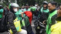 Keluhan dari para pengemudi ojek online (ojol) mengenai potongan aplikasi yang dinilai terlalu tinggi telah mendapat perhatian dari Kementerian Perhubungan. Isu ini ditanggapi oleh Menteri Perhubungan Dudy Purwagandhi, yang menekankan pentingnya keadilan dan transparansi antara perusahaan aplikasi dan mitra pengemudi. Peninjauan terhadap mekanisme potongan aplikasi disebut akan dilakukan dalam waktu dekat. Ari Saputra/detikcom
