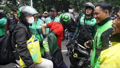 Massa Lakukan Sweeping Driver Ojol yang Masih Narik, Ikut atau Balik Jaket!