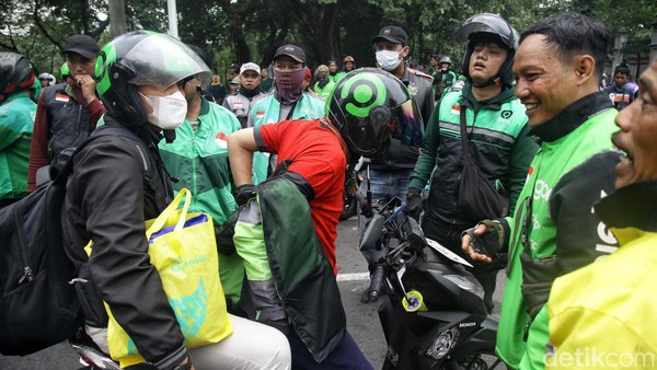 Massa Lakukan Sweeping Driver Ojol yang Masih Narik, Ikut atau Balik Jaket!