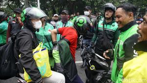 Massa Lakukan Sweeping Driver Ojol yang Masih Narik, Ikut atau Balik Jaket!