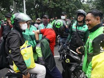 Massa Lakukan Sweeping Driver Ojol yang Masih Narik, Ikut atau Balik Jaket!