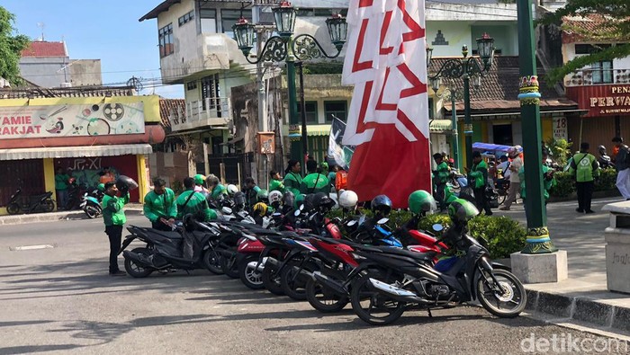Massa ojol berangsur membubarkan diri usai demo di Kompleks Kepatihan, Kantor Gubernur DIY, Kota Jogja, Kamis (29/8/2024).