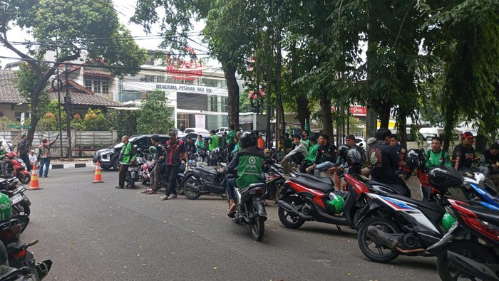 Massa ojol berkumpul di Tebet Barat Dalam, Jakarta Selatan menjelang demo Kominfo