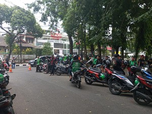Ojol Kumpul di Tebet Barat Dalam Jelang Demo, Polisi Atur Lalin