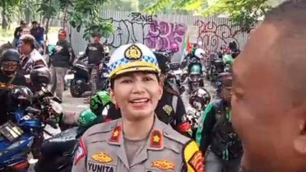 Massa ojol berkumpul di Tebet Barat Dalam, Jakarta Selatan menjelang demo Kominfo