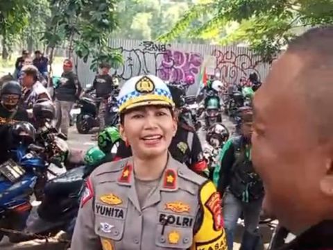 Massa ojol berkumpul di Tebet Barat Dalam, Jakarta Selatan menjelang demo Kominfo