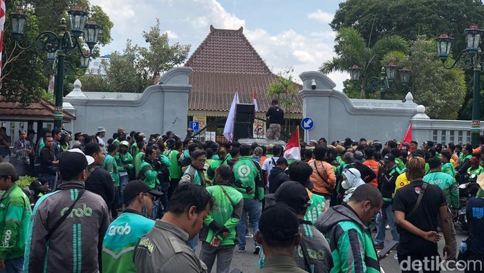 Massa ojol geruduk kompleks Kepatihan Kota Jogja, Kamis (29/8/2024).