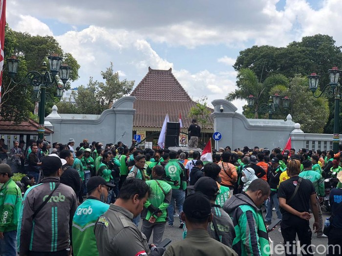 Massa ojol geruduk kompleks Kepatihan Kota Jogja, Kamis (29/8/2024).