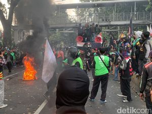 Demo Ojol di Patung Kuda Memanas, Massa Bakar Ban-Nyalakan Flare