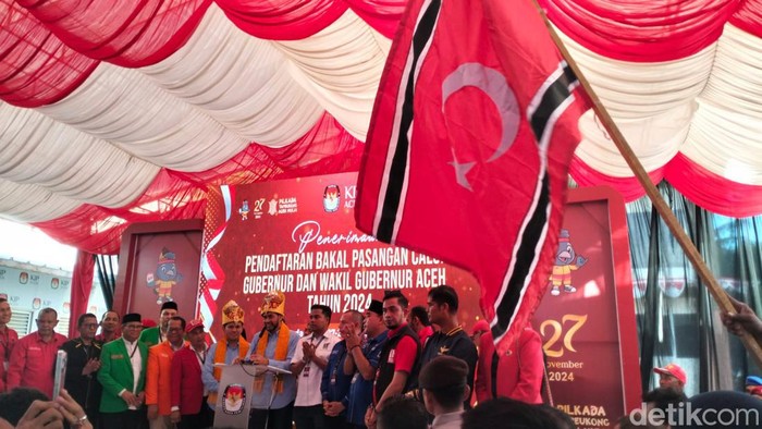 Massa pendukung Mualem dan Dek Fad membawa bendera Bulan Bintang berukuran besar (Agus Setyadi/detikcom)