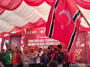Bawa Bendera Bulan Bintang, Massa Antar Mualem-Dek Fad Daftar ke KIP Aceh