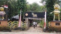 Untuk dapat masuk ke area ini dikenakan tarif per orangnya sekitar Rp 40.000 untuk di hari biasa dan jika datang pada weekend dikenakan biaya sebesar Rp 50.000 per orang.  