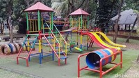 Terdapat beberapa area di Taman Wisata Lebah ini, mulai dari area budidaya lebah madu, area wahana permainan anak, taman bunga pakan lebah hingga ruang edukasi.  