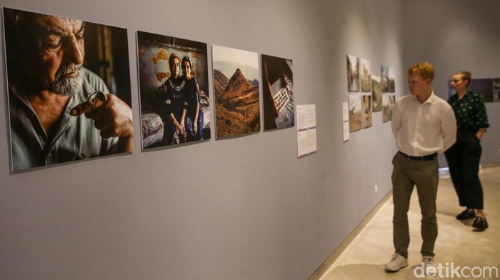 Sejumlah pengunjung menyaksikan karya fotografi pada pameran World Press Photo 2024 yang berlangsung di Erasmus Huis, Jakarta, Kamis (29/8/2024).