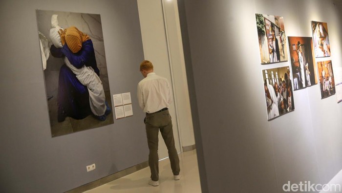 Melihat Karya Ciamik Jurnalis Foto dari Berbagai Belahan Dunia Sejumlah pengunjung menyaksikan karya fotografi pada pameran World Press Photo 2024 yang berlangsung di Erasmus Huis, Jakarta, Kamis (29/8/2024).