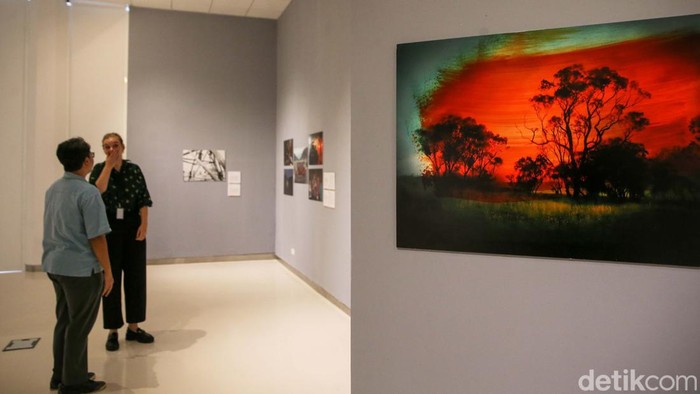 Melihat Karya Ciamik Jurnalis Foto dari Berbagai Belahan Dunia Sejumlah pengunjung menyaksikan karya fotografi pada pameran World Press Photo 2024 yang berlangsung di Erasmus Huis, Jakarta, Kamis (29/8/2024).