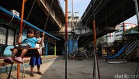 Ada juga yang bermain ayunan.