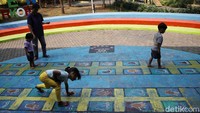 RPTRA itu selalu disambangi anak-anak karena terdapat sejumlah fasilitas bermain.