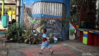 Selain taman, RPTRA memang menjadi pilihan wisata murah. Selain itu warga juga bisa menikmati fasilitas di RPTRA secara gratis.